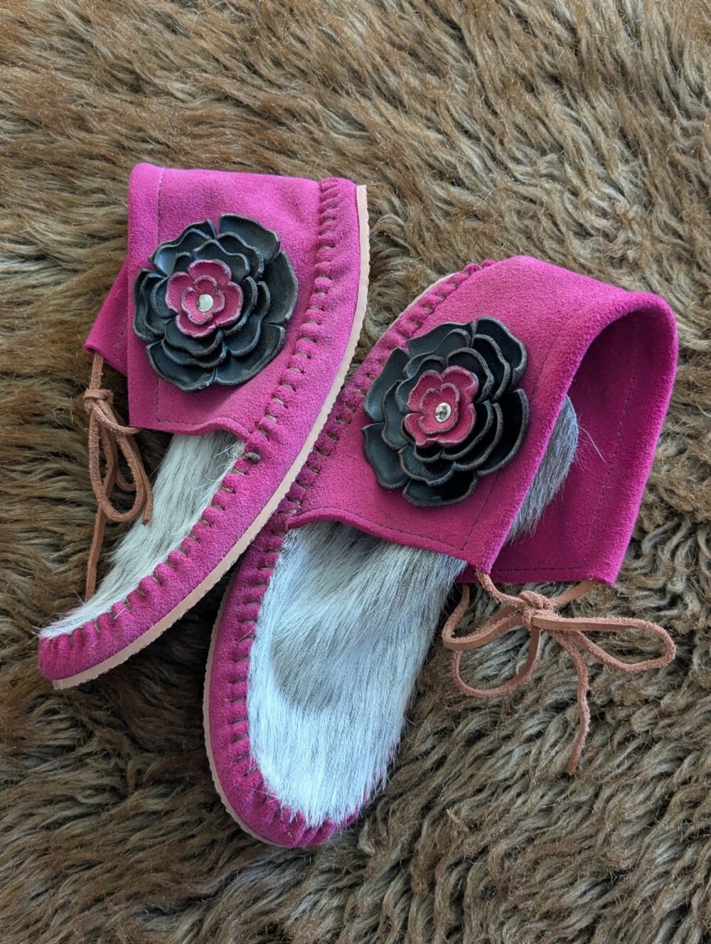 Broncy Donkey Cowhide Tallback Rail Three Moccasins Size 8 NEW